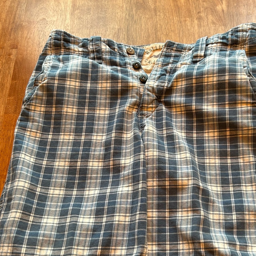 Hollister Plaid Shorts Men’s Size 31.